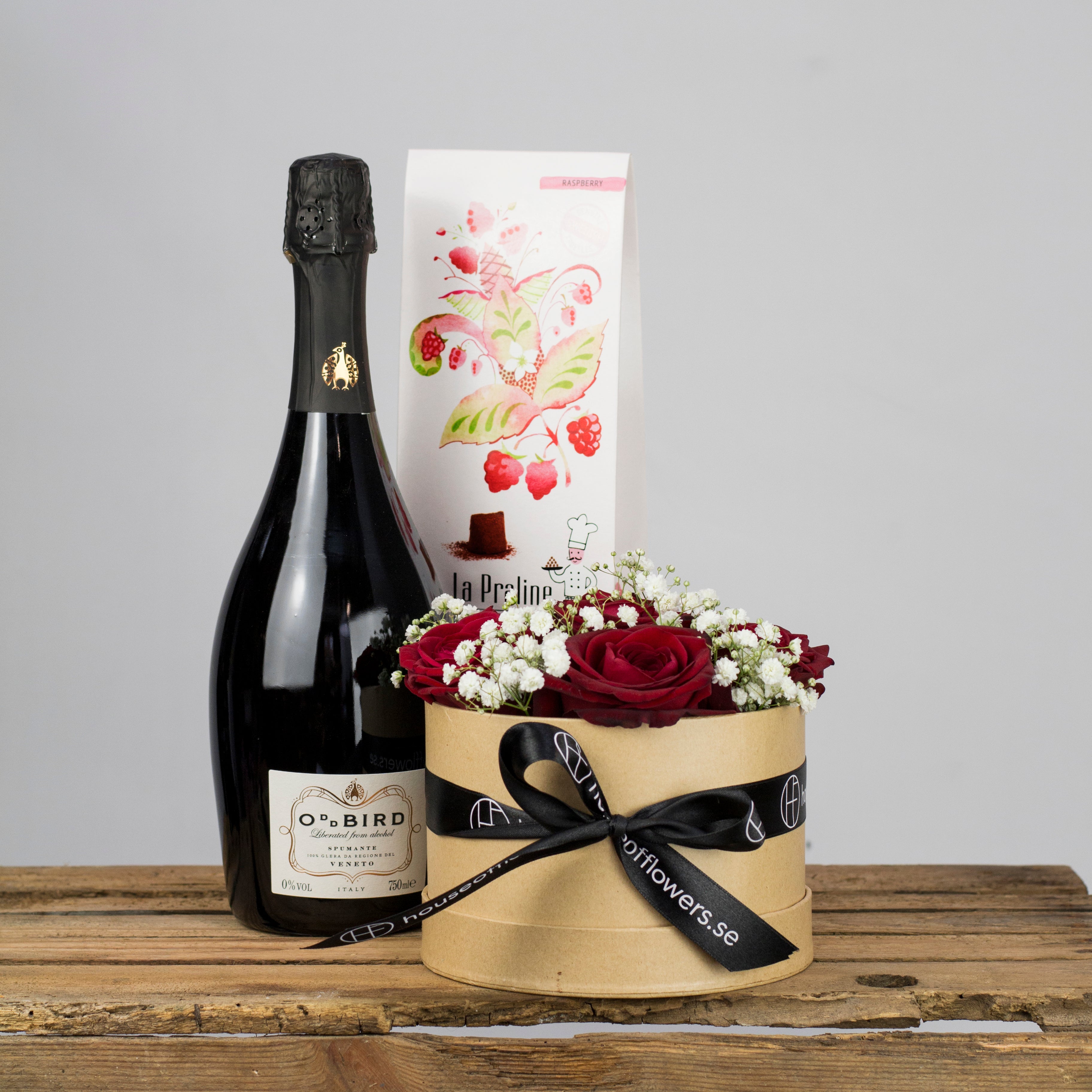 Lyxig blombox med rosor blommor bukett presentförpackning, choklad och alkoholfri dryck